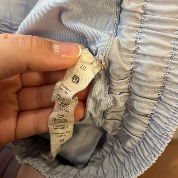 Lululemon Hotty Hot Shorts 2.5 Inseam - Picture 5 of 6